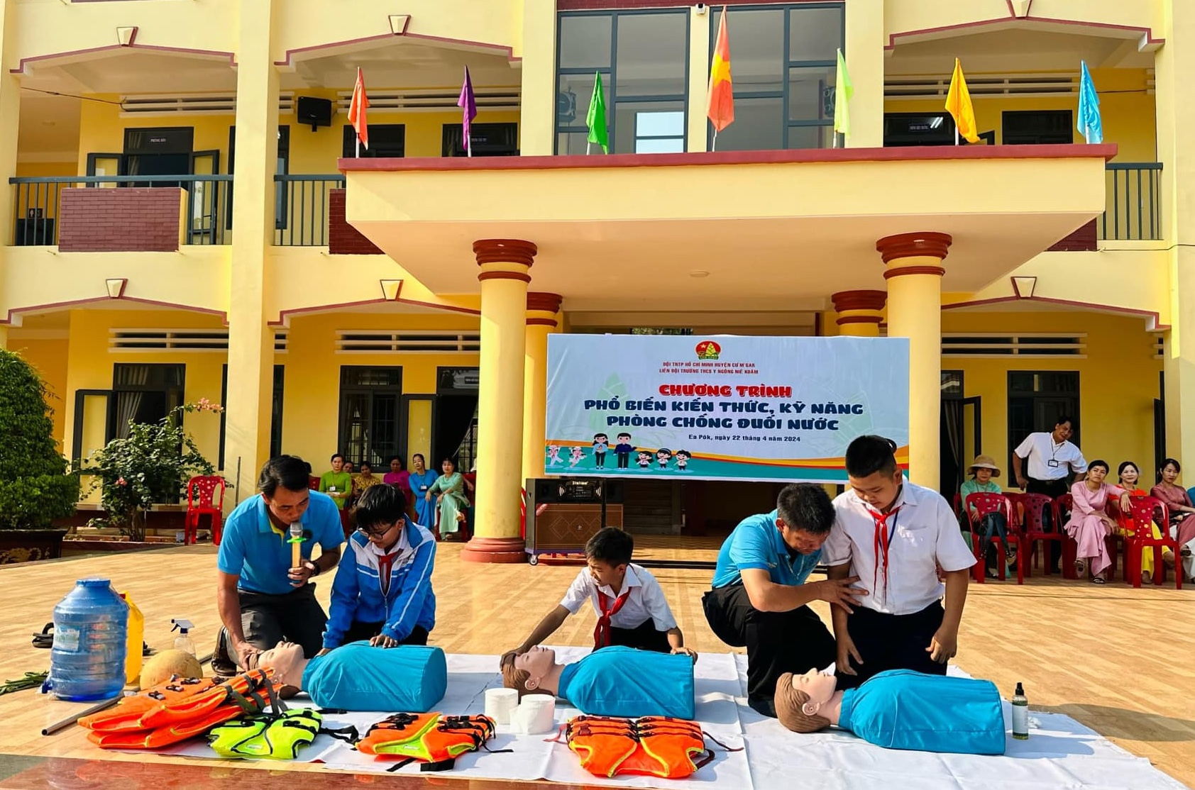 Một buổi truyên truyền phòng, chống đuối nước tại trường THCS Y Ngông Niê Kđăm